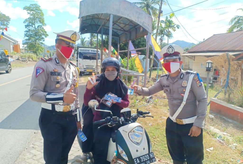 Hari Pertama Ops Gatarin Sat Lantas Polres KSB, 65 Pelanggar Kena Tilang dan Ribuan Kupon Berhadiah Dibagikan