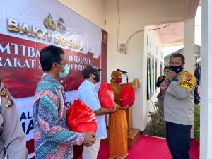 HUT Alumni AKPOL 1991, Polres Sumbawa Barat Gelar Bakti Sosial Bagikan Paket Sembako