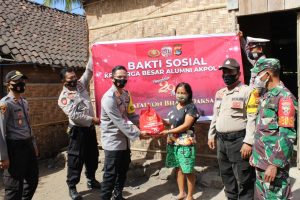 HUT Alumni AKPOL 1991, Kapolres Dompu Serahkan Tali Asih Kepada Warga