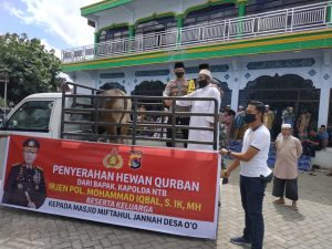 Kapolres Dompu dan Dandim 1614 Dompu Serentak Salurkan Hewan Qurban di Masjid Miftahul Jannah