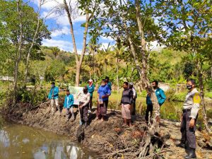 Giat Kampung Sehat, Kapolsek Sekotong Tinjau Tambak Ikan Bandeng Di Tengah  di  Desa Sekotong Tengah