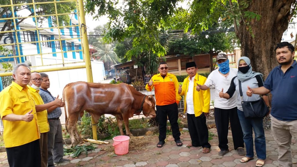 Kandidat Golkar Jakarta Barat M Reza Putra Kurban Sapi dan Delapan Ekor Kambing