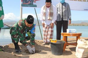 Danrem 162/WB Ajak  Masyarakat Pulau Bungin Budayakan Menanam Pohon