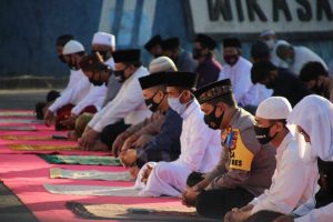 Terapkan Protokol Kesehatan, Kapolres Lobar Gelar Sholat Idul Adha 1441 H di Mapolres Lobar
