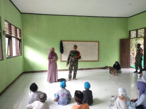 TMMD 108 Sumbawa Barat, TNI dan Mahasiswa UTS Ajari Anak-anak Mengaji