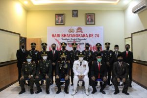 Peringatan Hari Bhayangkara ke 74 melalui Tele Video Konferensi, Kapolres Dompu Ajak Anggota Tingkatkan Kinerja.