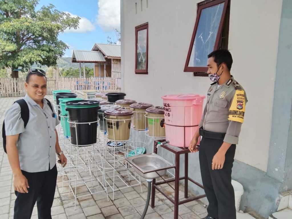 Desa Kemuning Kecamatan Sekongkang Serahkan Wastafel Tempat Cuci Tangan Untuk Warga.