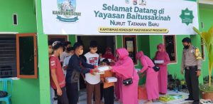 Jumat Berbagi, Bhayangkari Ranting Taliwang dan Sat Sabhara Bagikan Sembako Kepada Yatim Piatu dan Warga Miskin.