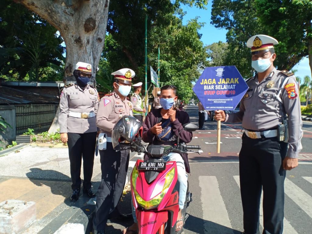 Cegah Covid-19, Pengendara Roda Dua Harus Jaga Jarak di Lampu Merah