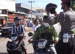 Tak Hanya Masker, Polres Sumbawa Juga Bagikan Helm Kepada Pengendara