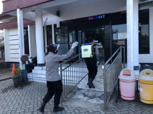 Satlantas KSB Lakukan Penyemprotan Desinfektan Di Area Pelayanan Publik