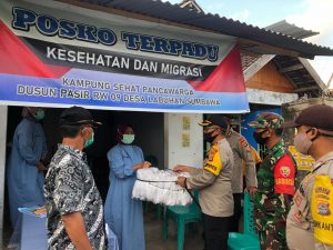 Kapolres Sumbawa Sumbangkan APD diposko terpadu kampung sehat