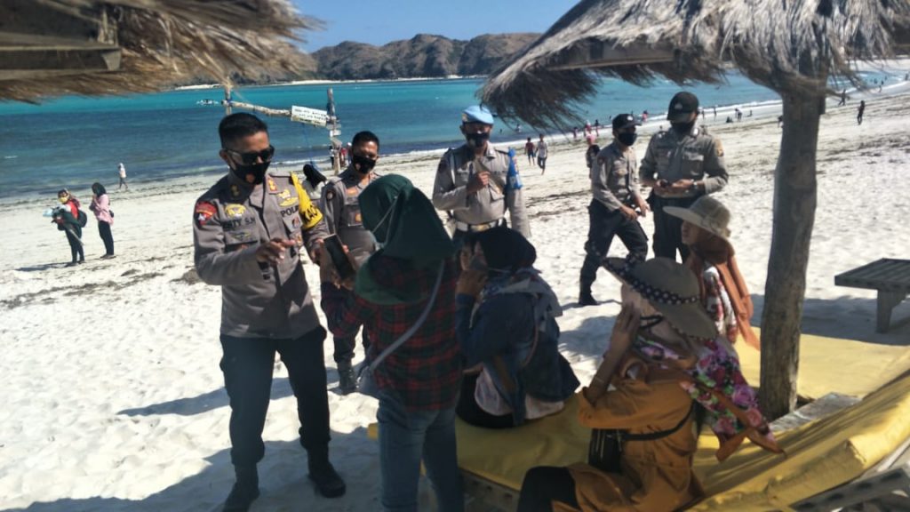 Kapolres Lombok Tengah, Turun Langsung Cek Protokol Kesehatan di Objek Wisata Pantai Tanjung An