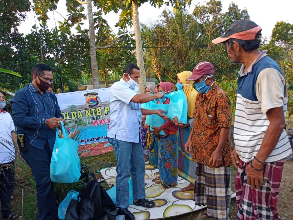 Giatkan Kampung Sehat, Janda dan Manula di Lombok Tengah dapat Bantuan Sembako dari Polda NTB