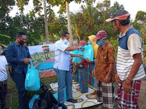 Giatkan Kampung Sehat, Janda dan Manula di Lombok Tengah dapat Bantuan Sembako dari Polda NTB