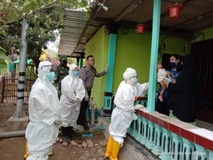 Bhabinkamtibmas Desa Tapir Dampingi Tim Kesehatan Kunjungi Rumah Keluarga Yang Diisolasi