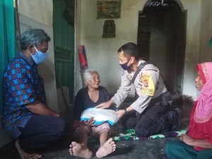 Polsek Praya  Bantu Kelurga Pasien Positif Korona