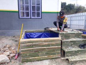 Sambang Desa, Bhabinkamtibmas Lamusung Tinjau Kreativitas Warga Budidaya Nila