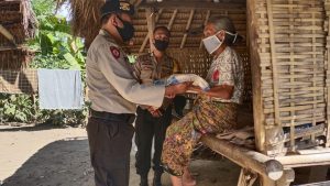 Polres Lombok Barat Kembali Salurkan 10 Ton Beras Kepada Warga Yang Terdampak Covid- 19