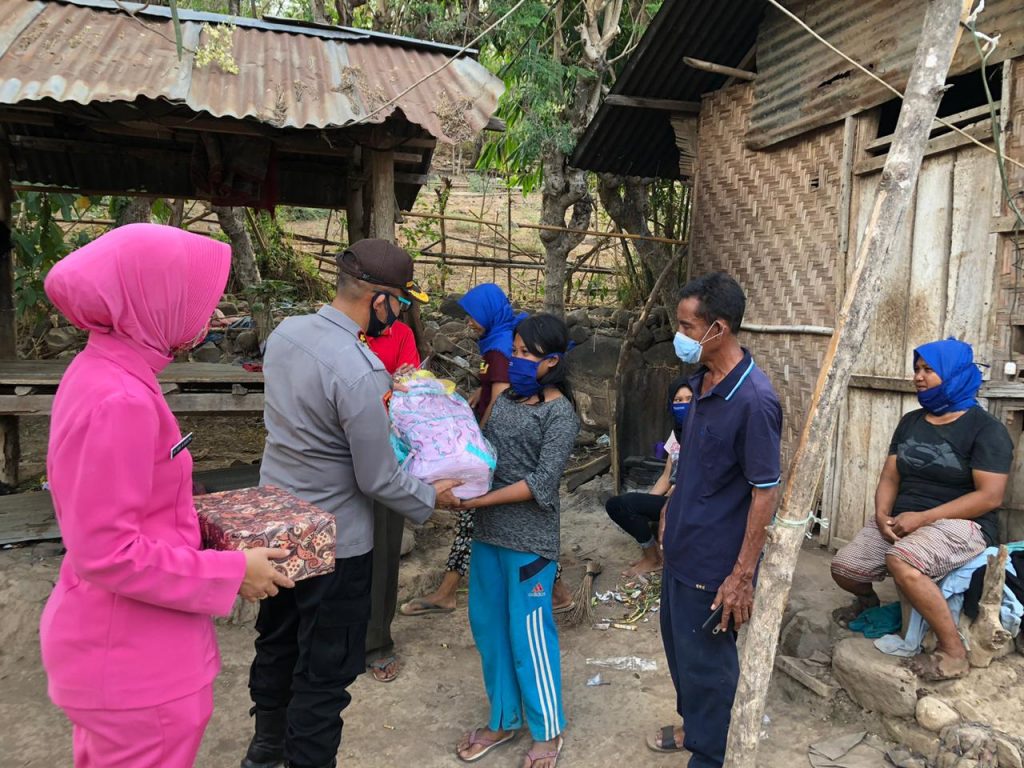 Kapolres Bersama Ketua Cabang Bhayangkari Sumbawa Berbagi Kepada Warga Kurang Mampu