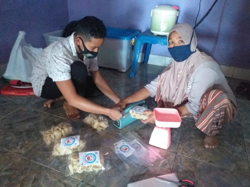 Kerupuk Kepiting Dusun Puyahan Desa lembar Selatan, Jajanan Lezat tanpa bahan Kimia