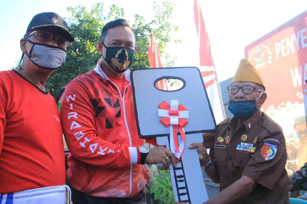 Danrem 162/WB Serahkan  Simbolis Kunci Rumah RTLH  Dan Berikan Tali Asih Kepada Warakawuri Sambut HUT RI Ke 75