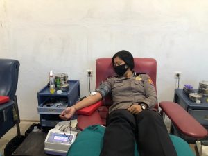 Peduli Sesama, Polwan Polres Sumbawa Lakukan Donor Darah Jelang HUT ke-72