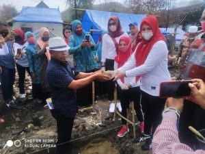 Sambut HKGB Ke-68, Bhayangkari Peduli Bangun MCK Korban Kebakaran di Bima