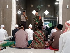 Kolaborasi Babinsa dan Bhabinkamtibmas Ingatkan Warga Protokol Kesehatan