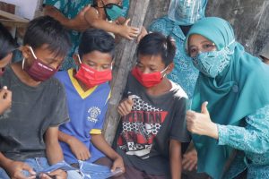 Ajak Masyarakat Pakai Masker, Bunda Niken Blusukan ke Kampung- kampung
