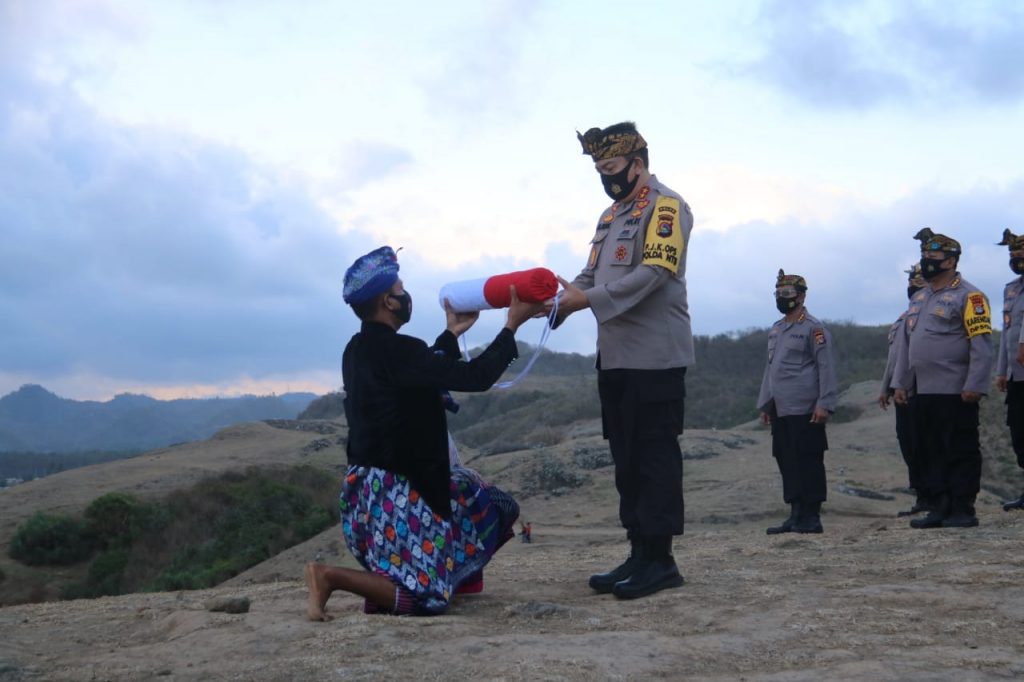 Shooting Short Film ‘Pengibaran Merah-Putih Raksasa’, Ratusan Personel Polri Padati Bukit Merese KEK Mandalika