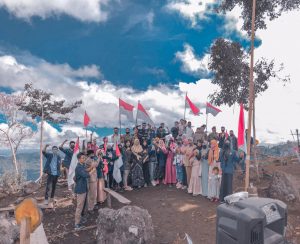 HUT ke-75 RI, Mahasiswa Cordova Kibarkan Bendera Merah Putih di Ujung Timur Sumbawa Barat