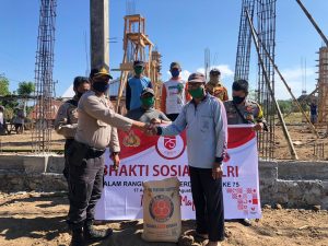 Kapolsek Pekat Salurkan Bantuan Berupa Semen 10 Sak ke Masjid Al-Imran