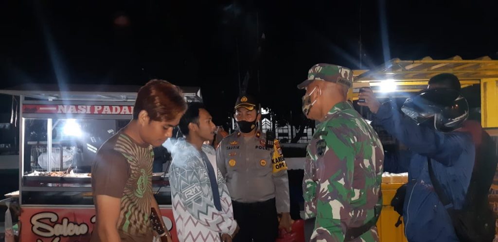 Pelanggar Protokol Kesehatan Dihukum Menyanyikan Lagu Kebangsaan