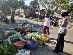 Polsek Praya Barat Razia Masker di Pasar Tradisional Desa Penujak
