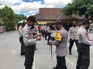 Cegah Penyebaran Covid-19,  Kapolres Sumbawa Bagikan Ratusan APD ke Personil