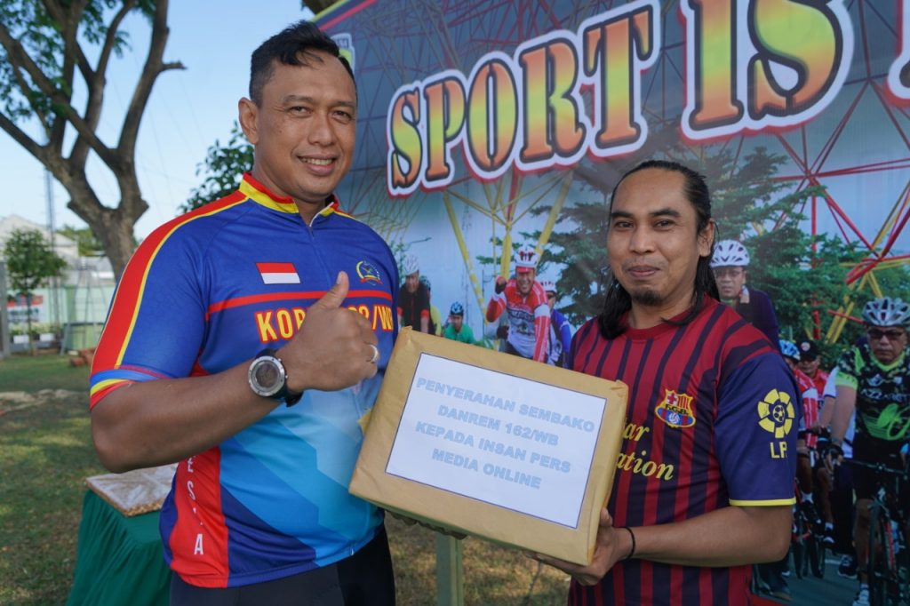 Korem 162/WB Gelar Olahraga Kolaborasi Dengan Edukasi Protokol Kesehatan dan Bagi Paket Sembako
