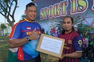 Korem 162/WB Gelar Olahraga Kolaborasi Dengan Edukasi Protokol Kesehatan dan Bagi Paket Sembako