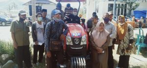Anggota DPR RI Dapil NTB 1 Fraksi PAN Serahkan Bantuan Alsintan Kepada Warga Sumbawa Barat