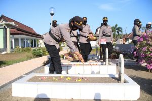 Sambut Hari Jadi Polwan Ke 72, Srikandi Polda NTB  Ziarah Makam Pahlawan dan Tabur Bunga