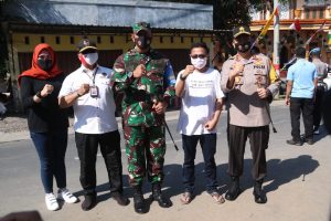 Kapolda Dampingi Menko PMK Beri Bantuan Masker dan Serahkan Kunci Hunian Tetap Kepada Masyarakat