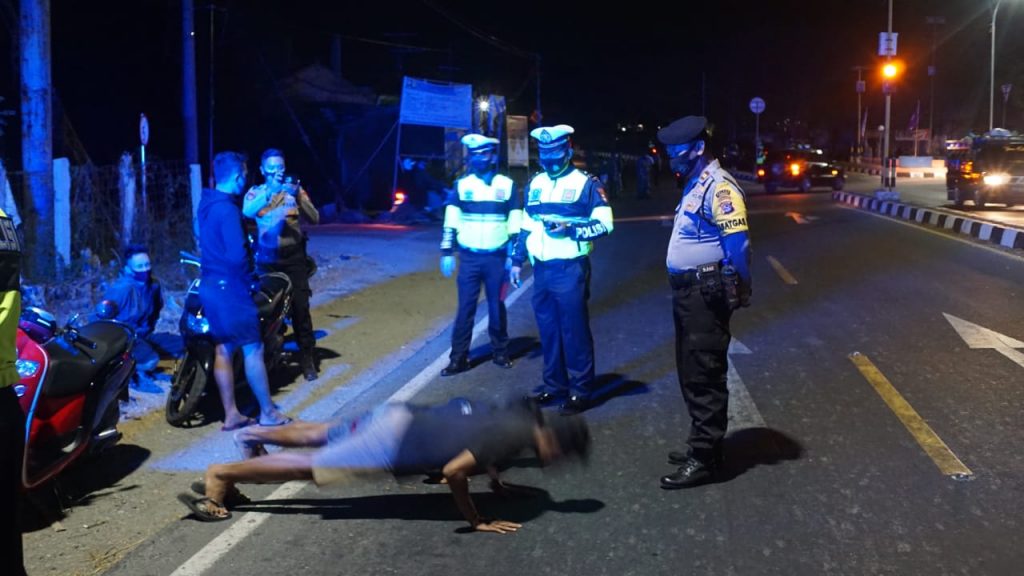 Cegah Penularan Covid-19 Polres Sumbawa Bersama Instansi Terkait Gelar Razia Masker