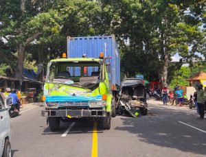 Quick Respon Petugas Polres Lobar Evakuasi Korban dan bersihkan kaca bekas Kecelakaan