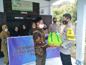 Kapolres Dompu Serahkan Bansos Beras Mabes Polri Kepada Purnawirawan dan Ponpes di Hu’u