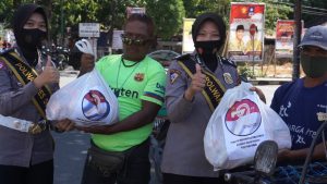 Unik, Di Tengah Pandemi Polwan Polres Sumbawa Hunting Sambil Berikan Bansos Kepada Warga.