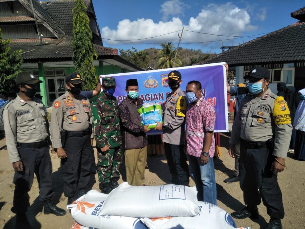 Kapolres Dompu Kembali Serahkan Bansos Beras Mabes Polri di Kecamatan Dompu dan Pajo Serta Purnawirawan TNI Polri