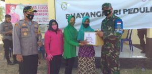 Dandim 1628 dan Kapolres Sumbawa Barat Salurkan Bantuan Paket Sembako Warga