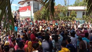 Tolak Keputusan KPUD, Massa Pendukung Bapaslon SUKA di Dompu Tegang