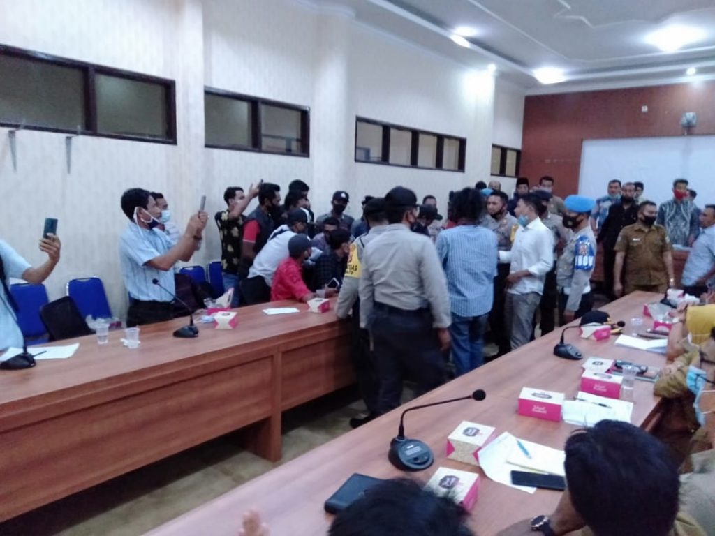 Sempat Ricuh, Tolak Aktivitas Tambang Gunung Samoan, GMSBMK Lakukan Rapat Dengar Pendapat Dengan DPRD