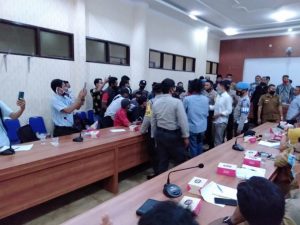 Sempat Ricuh, Tolak Aktivitas Tambang Gunung Samoan, GMSBMK Lakukan Rapat Dengar Pendapat Dengan DPRD